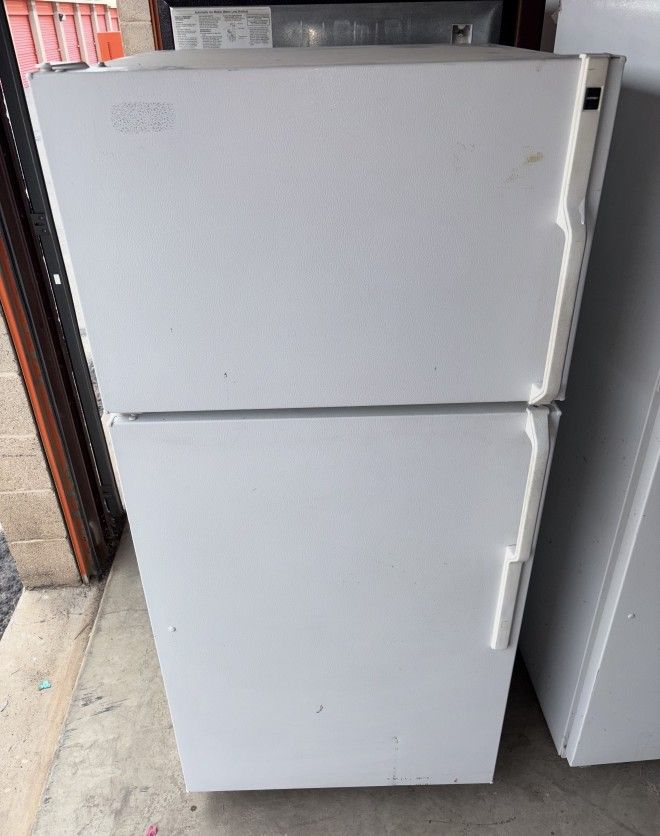 White Hotpoint Refrigerator And Freezer