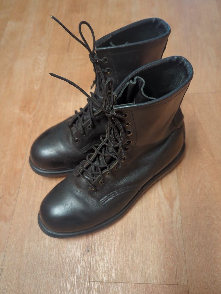 Red Wing Men's Leather Boots. Size 8. Black