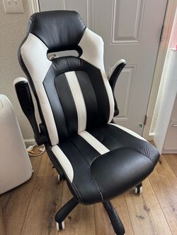 Gaming Chair black and white