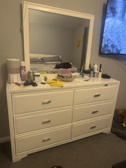 Dresser With Mirror