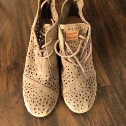 TOM'S Beige Suede Perforated Lace Up Wedge Ankle Boots Booties Size 7