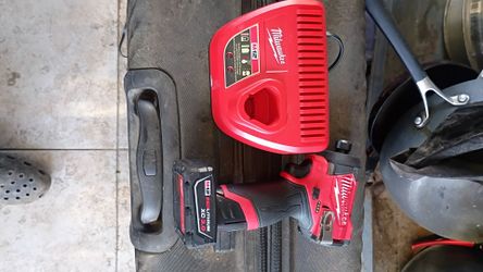 Milwaukee M12 impact with battery and charger
