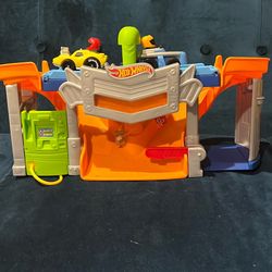 Fisher-Price Little People Hot Wheels Toddler Toy Race and Go Track Set