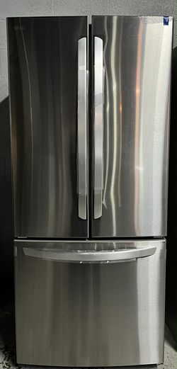LG Standard-Depth 21.8-cu ft 3 -Door 30-in Wide with Ice Maker ( Stainless Steel )