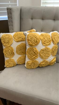 Accent pillows set