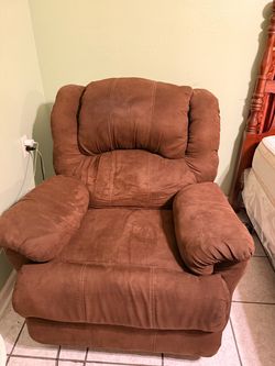 🛋️ Comfortable Recliner Chair – Great Condition!