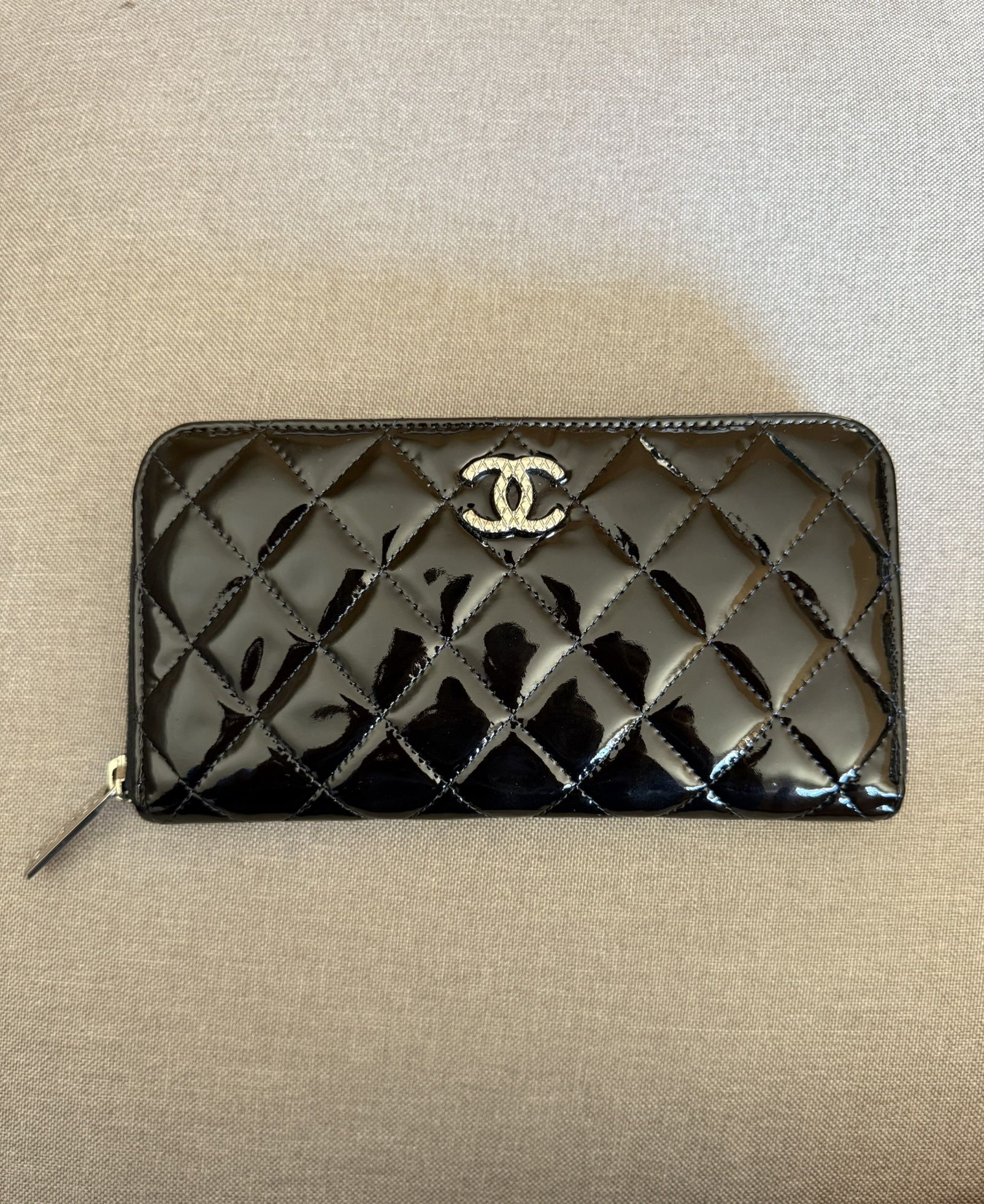 auth CHANEL CC Logo Long Round Wallet – Black Patent Leather – SHW