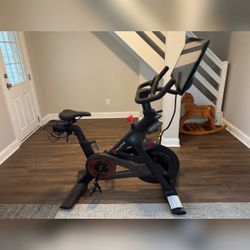 Peloton Bike - 2024 Includes Mat - Excellent - Malvern, PA