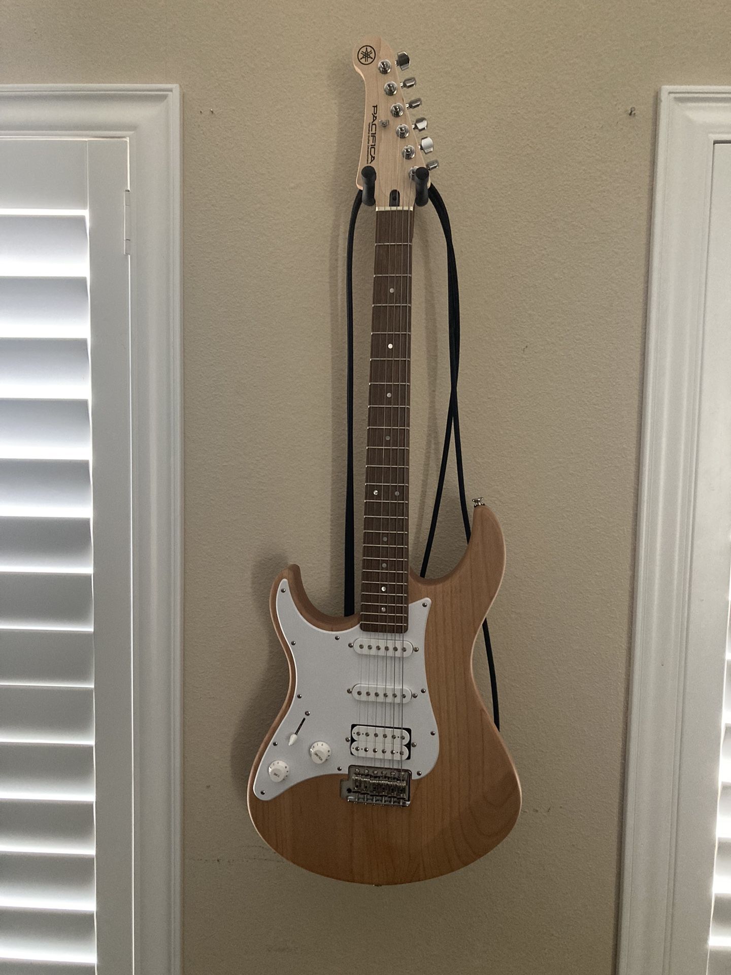 Yamaha Pacifica Electric Guitar LEFT HANDED LIKE NEE CONDITION