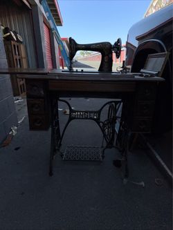 Vintage singer sewing machine great detail