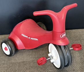 Radio Flyer Toddler Ride-On Trike w/ Storage – Red