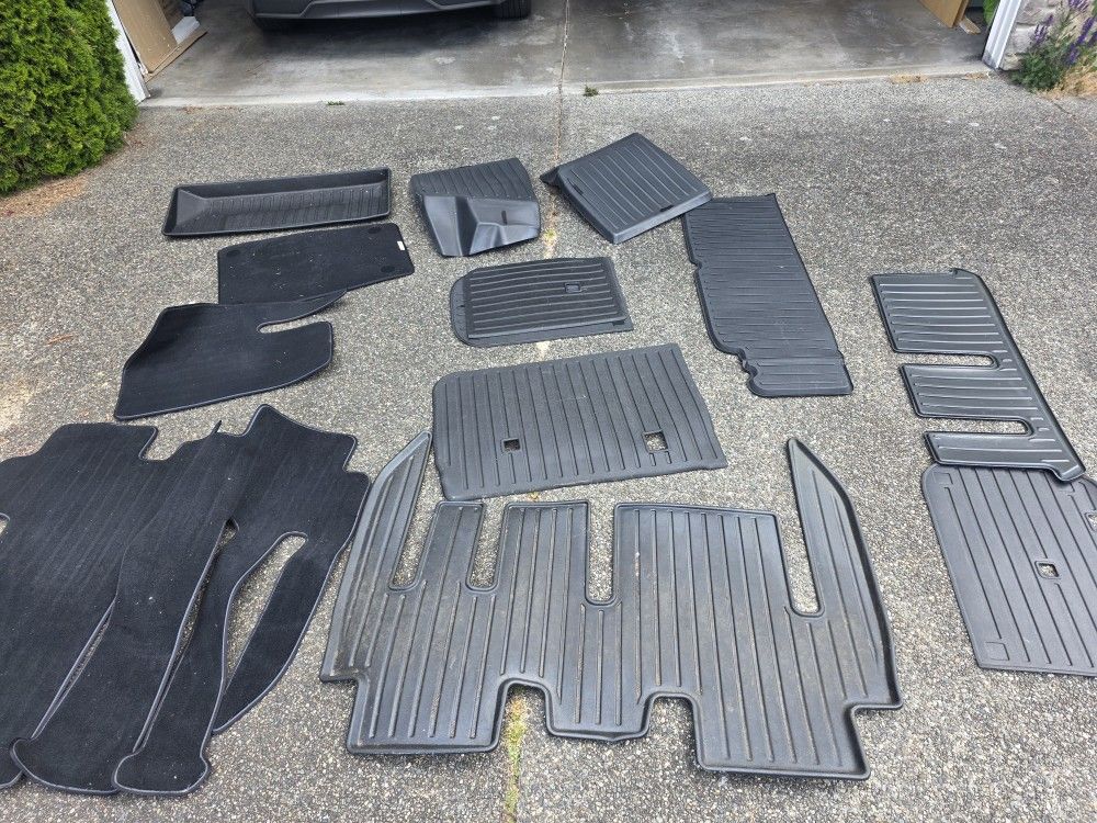 Tesla Model X 2024 Original and Tesmanian floor mats