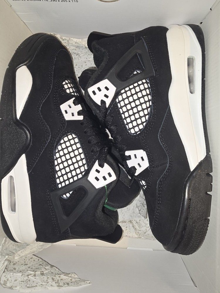 **** AIR JORDANS 4 SIZE 4Y*****No Holds Or Trades