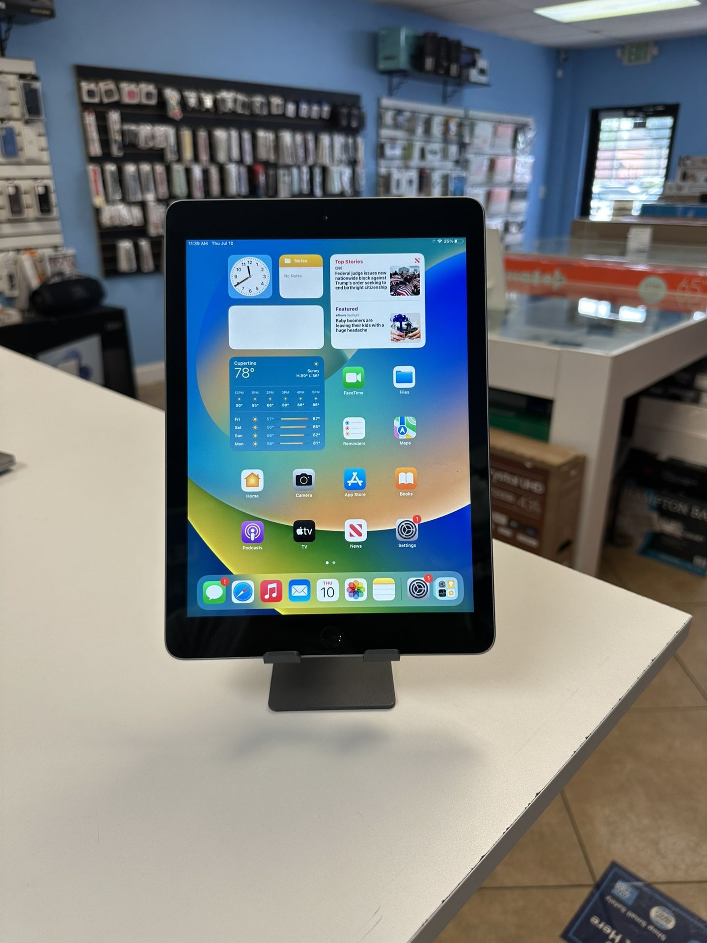 iPad 5th Generation 128 GB Space Gray iOS 16.7.8