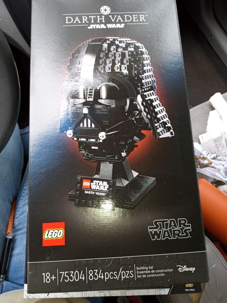 LEGO Star Wars Darth Vader Helmet 834 Piece Set (75304)