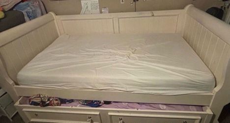 Bed with pull out underneath