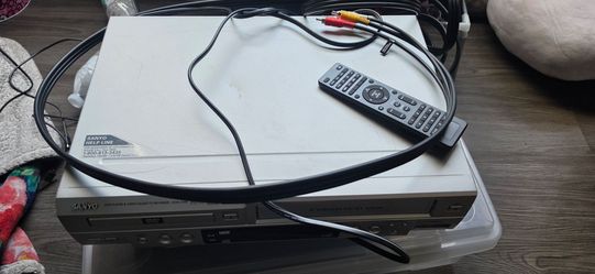 Sanyo DVD Player & Video Cassette Recorder (DVW-6100)