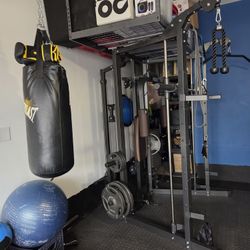 Maquina Smith Machine Y Saco de Boxeo 