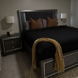Demetria Metallic Gray King  Upholstered Panel Bed Excellent Condition!