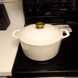 Le Crust White Dutch Oven