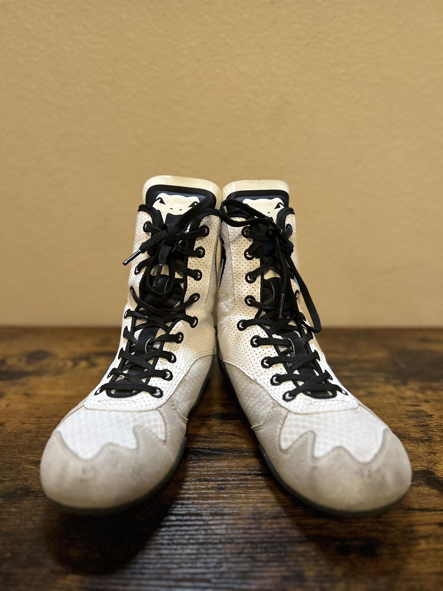 Venum Elite Mid-Top Boxing Shoes (US 7.5)