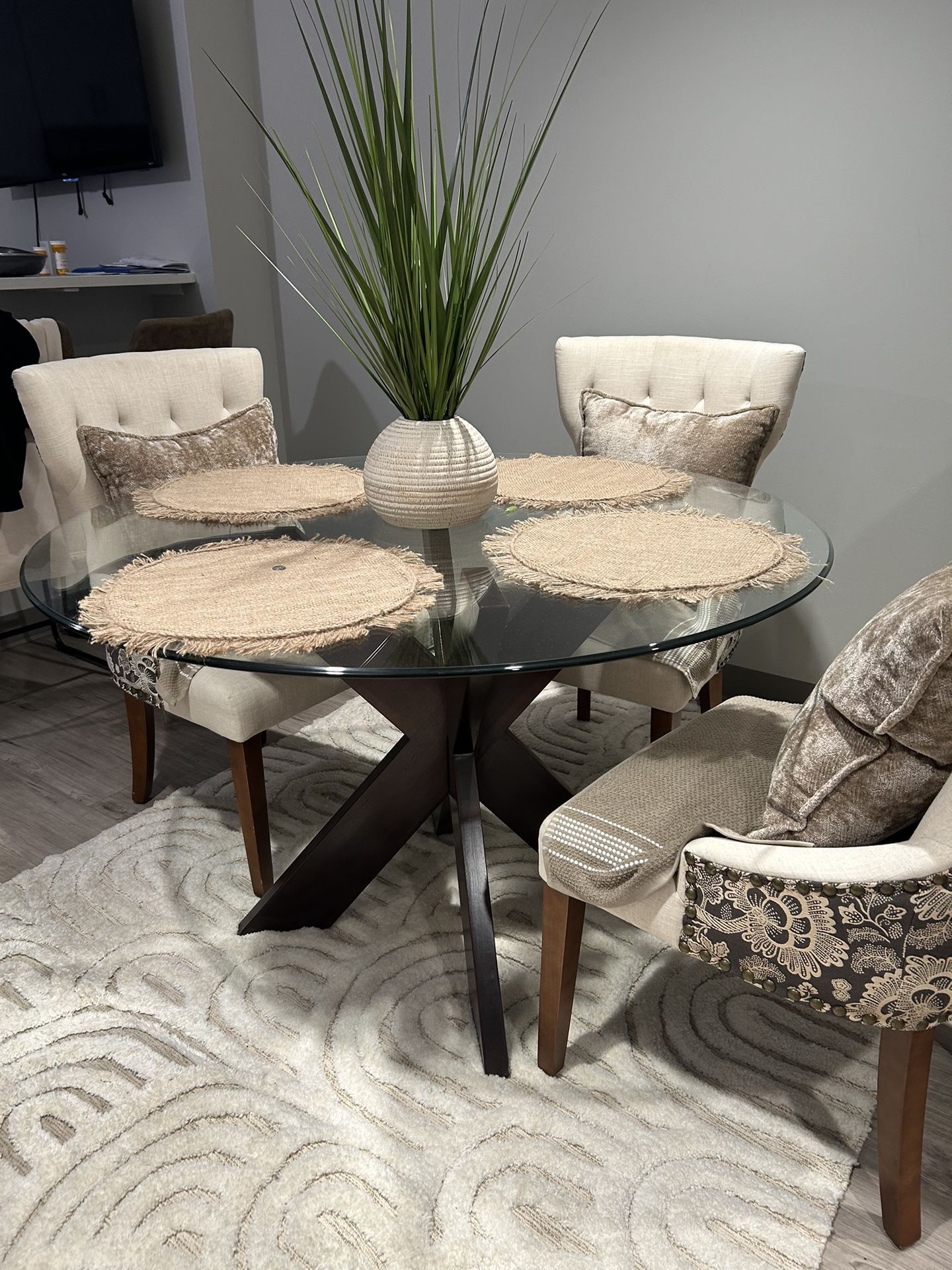Round table 4 chairs 