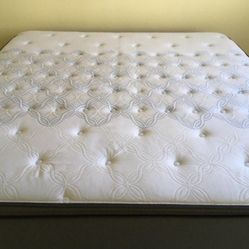 Clean King Size Sealy Posturpedic Luxury Mattress 