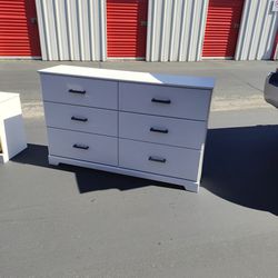 Six Drawer Dresser With Nightstand And Mirror Like New