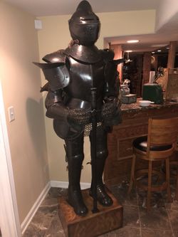 Life size suit of armor amazing !!!