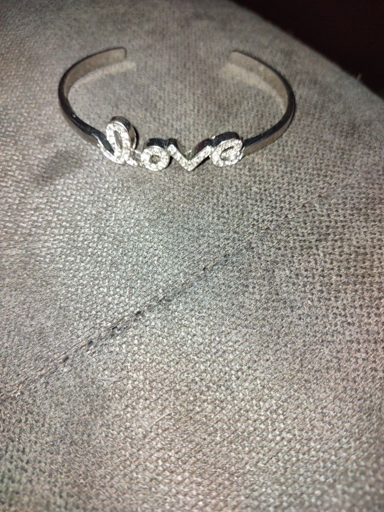 Bracelet. $4