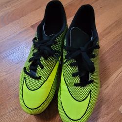 Nike Soccer Cleats Size 5.5y Great Condition 