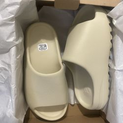 YEEZY SLIDE PURE MEN 7 / WOMEN  8.5 NEW”
