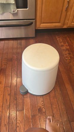 White Round Pedal Trash Can