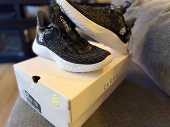 Men’s size 9 basketball shoes