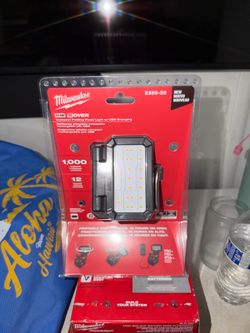 Milwaukee M18 1000 Lumens ROVER Compact Folding Flood Light with USB Charging (Tool only)
