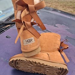New UGGS SIZE 5 Never Worn No Box