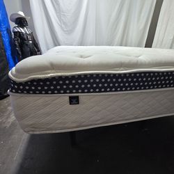 WinkBed, king, plush, like new!