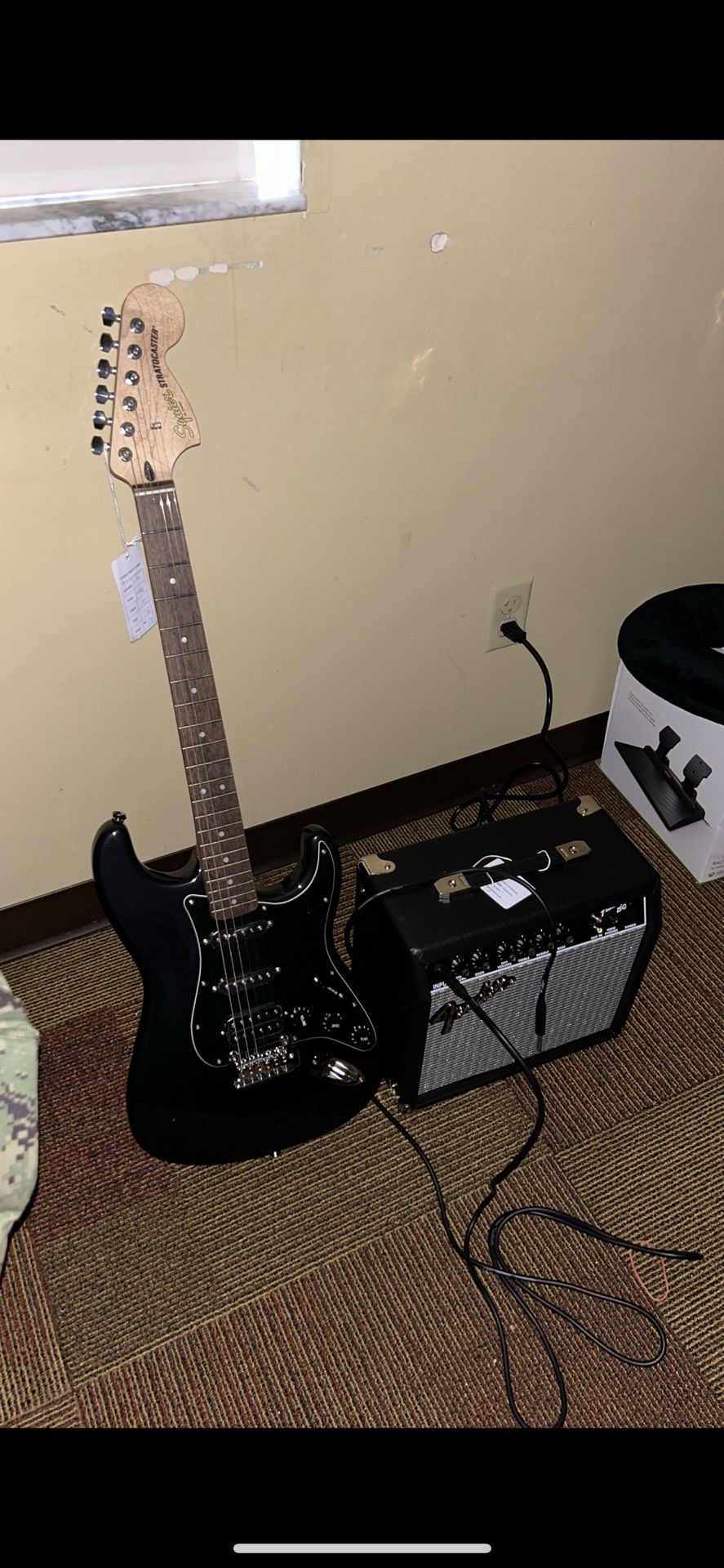 Squier Affinity Series Stratocaster HSS Electric Guitar Pack With Fender Frontman 15G Amp Charcoal Frost Metallic