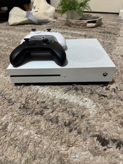 Xbox One S 1TB White Bundle - 2 Controllers