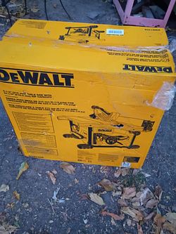DeWalt TABLE SAW 8-1/4" NUEVO LE FALTA LA GUÍA