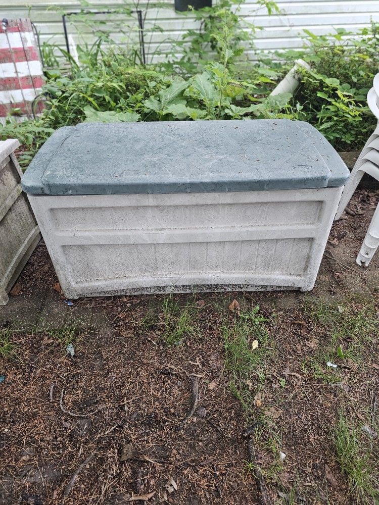Price Is Firm.. Suncast 100 Gallon Rolling Deck Box