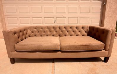 Free Delivery!! Recently Cleaned Luxury Chesterfield style Couch/ Sofa