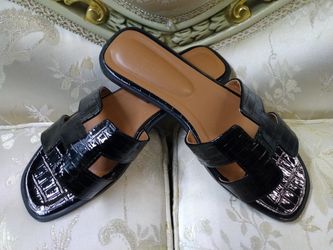 H Slippers. Sandals 