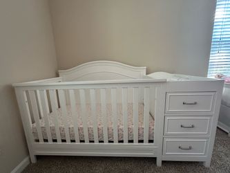 DaVinci Charlie 4-in-1 Convertible Crib & Changer - White Pine Frame