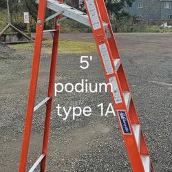 5 foot Louisville fiberglass podium stepladder-type 1A(300#)