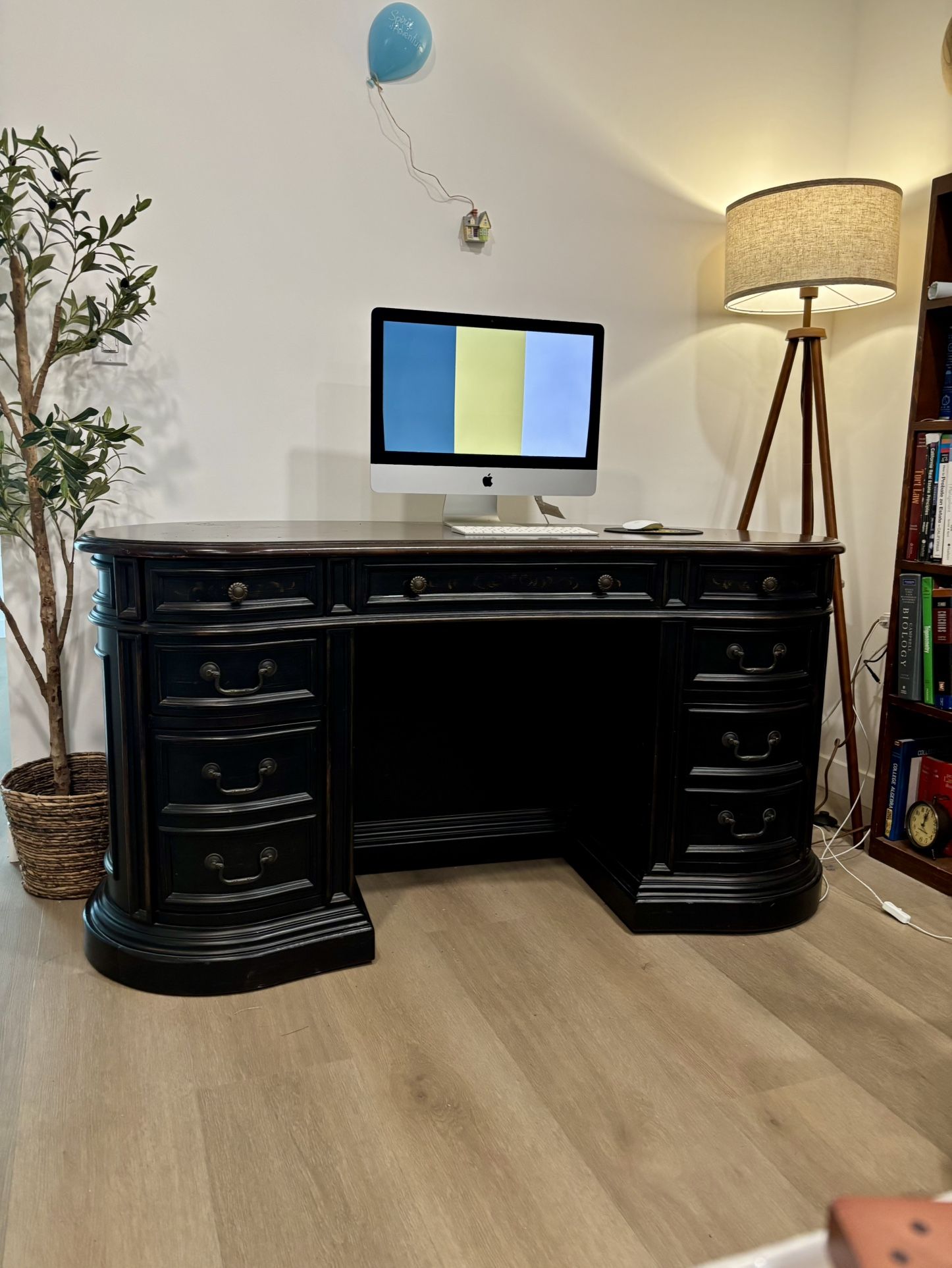 Elegant wooden executive desk , vintage style with details and unique design From the prestige Hooker Furniture. Dark brown color Good conditions we