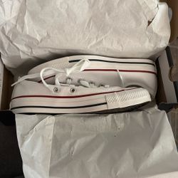 White low top converse size women’s 6