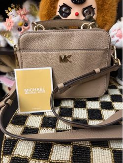 Authentic Michael Kors Tan Pebbled Leather Crossbody 🤎