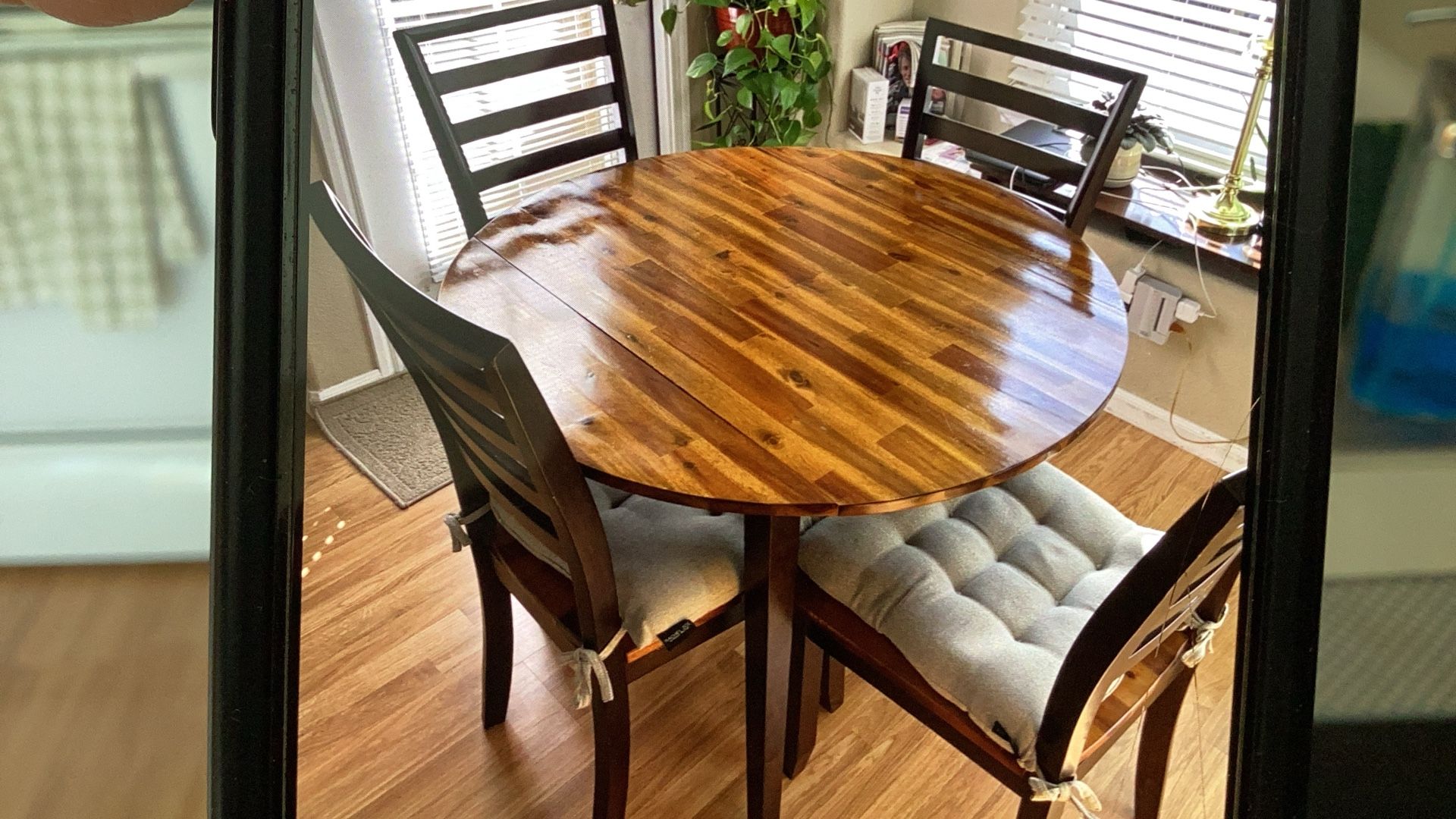 42” Drop Leaf Table W/4 Chairs