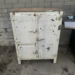 WHITE EARLY 20th CENTURY ANTIQUE  ICE CHEST FOR SALE!